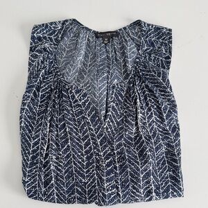 Willi Smith Navy and White Leaf-Pattern button down Sleeveless Blouse. Size Med